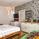 Luxury Cozy By Station - Cafe Apartmán